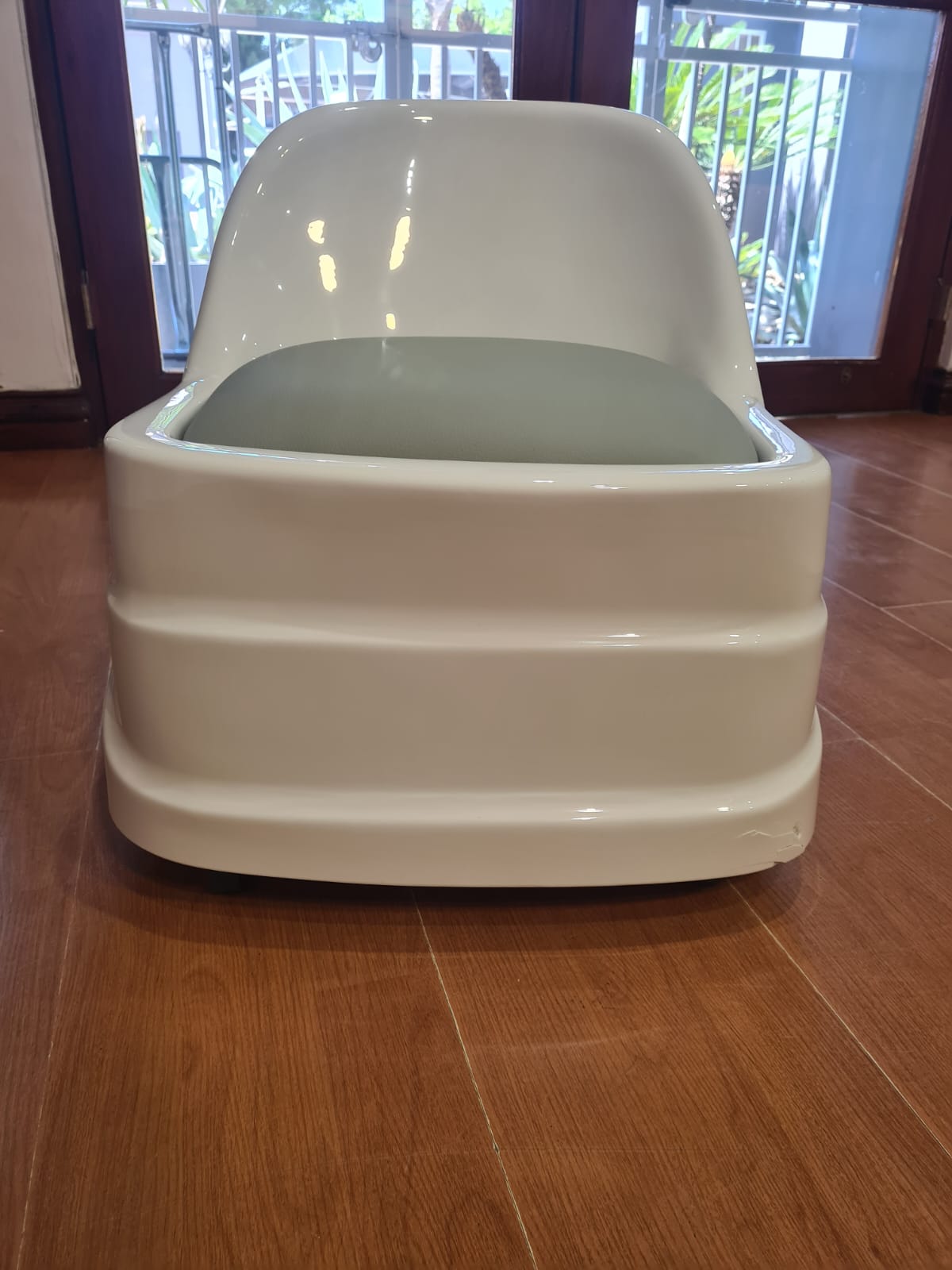 Pedi stool - DEMO (slight crack) - Image 2