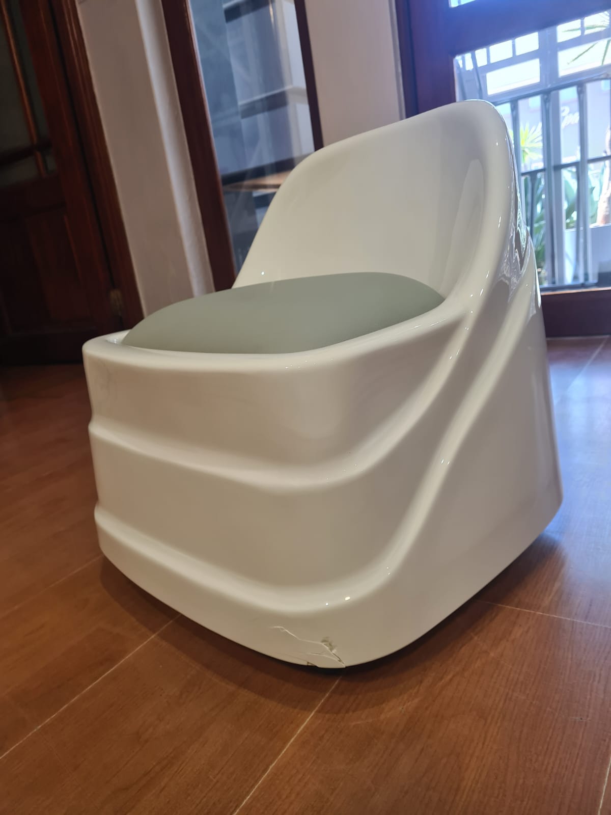 Pedi stool - DEMO (slight crack) - Image 3
